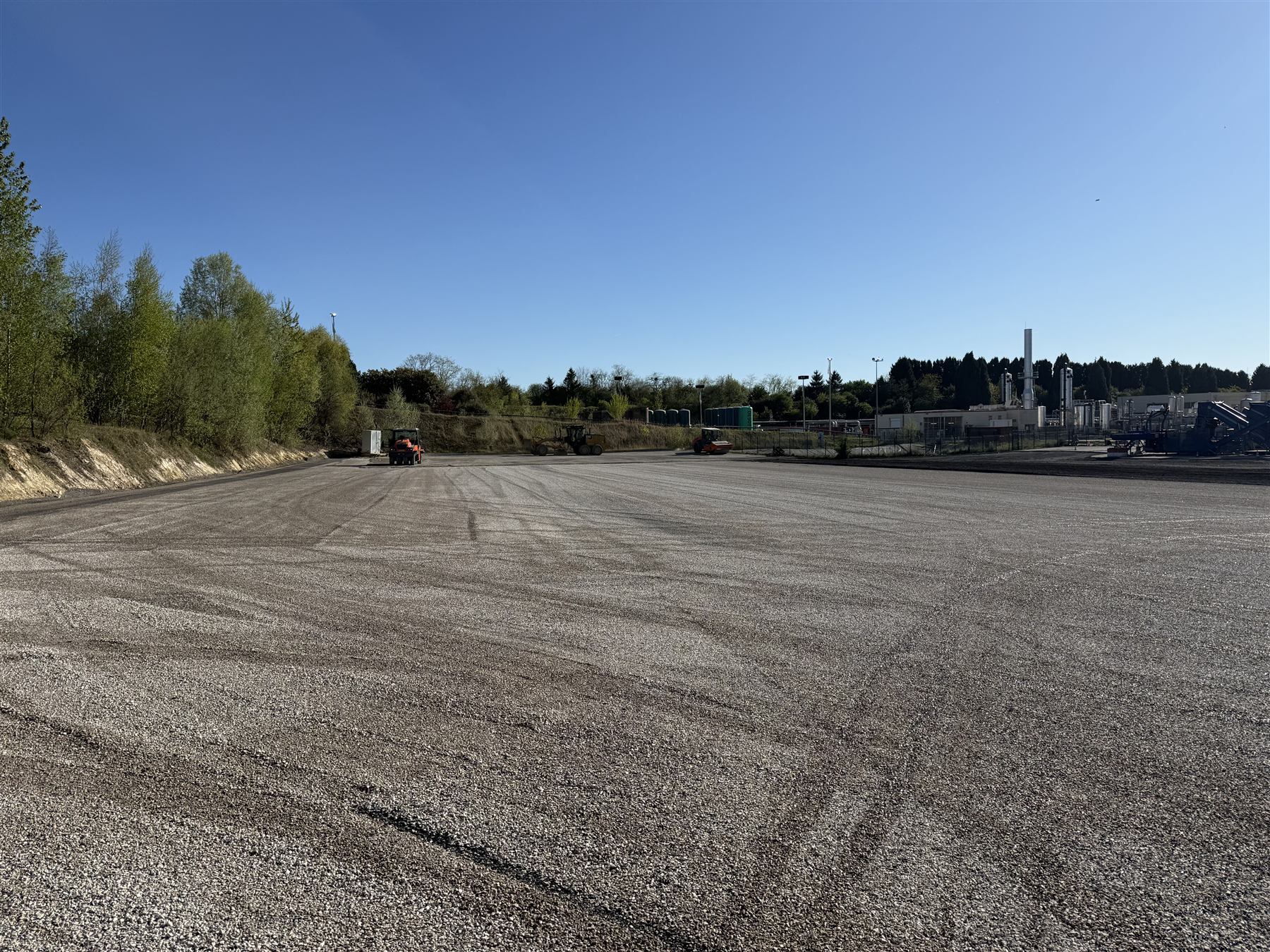 Plateforme de terrassement de grande masse en cours de réglage