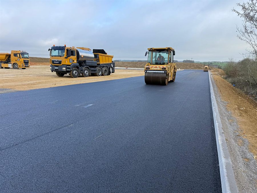 Compactage d'un enrobé au rouleau, création de voirie