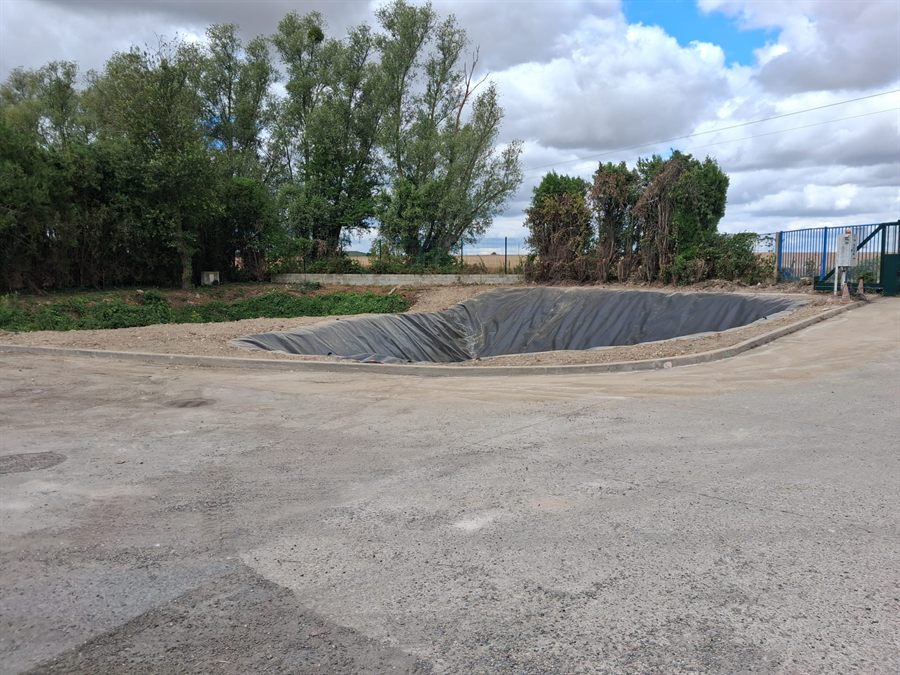 Bassin de rétention étanché par géomembrane, en fin de chantier