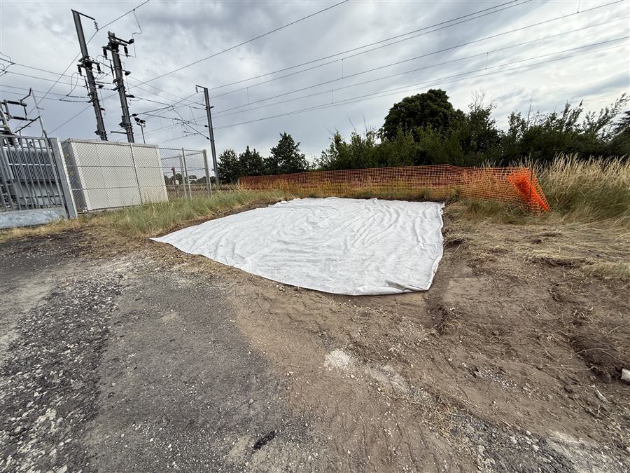 Mise en œuvre de géotextile le long de la voie, chantier SNCF Billy