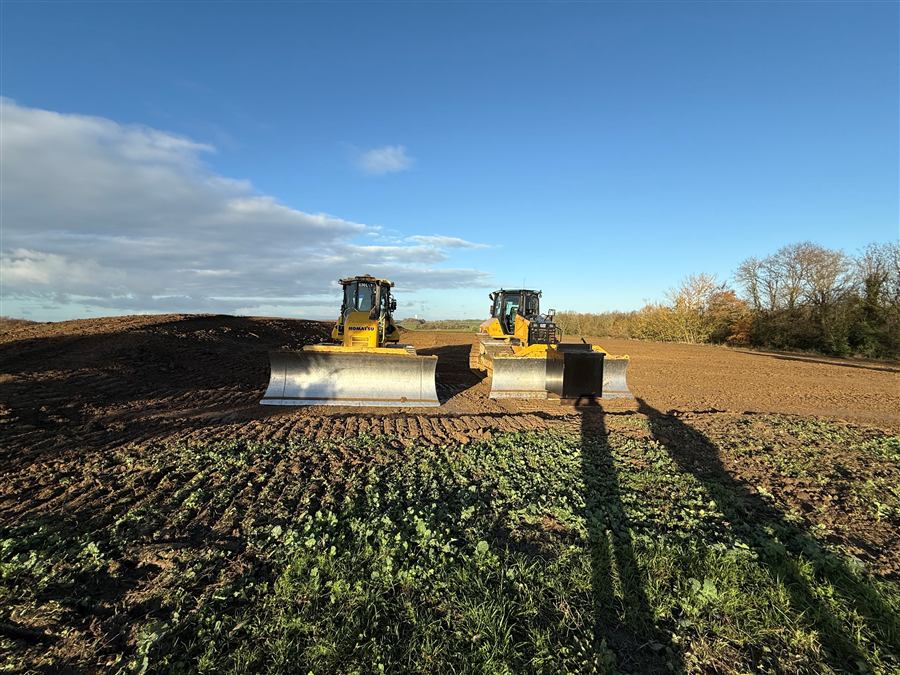 Bulldozers réglant une plateforme, chantier de Dagny