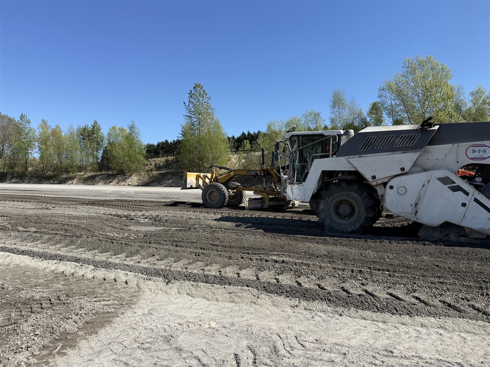 Traitement et nivellement d'une plateforme par LEMAR Travaux Publics