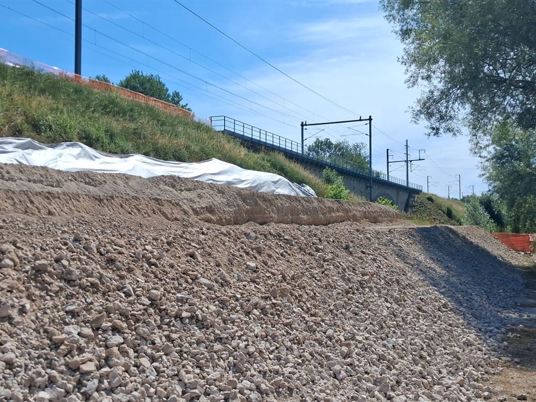 Talus ferroviaire SNCF conforté avec masque drainant à Billy, sous caténaire