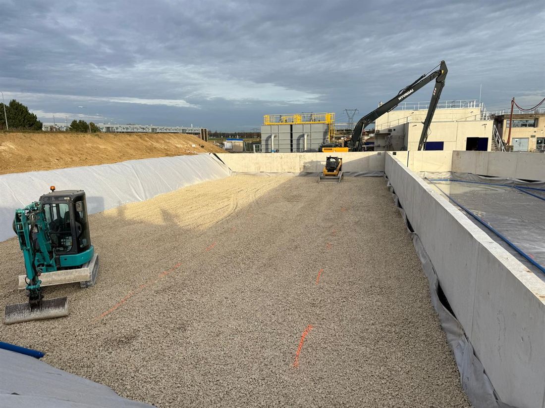Couche de forme en grave et compactage dans un bassin, chantier Pinto à Tremblay-en-France