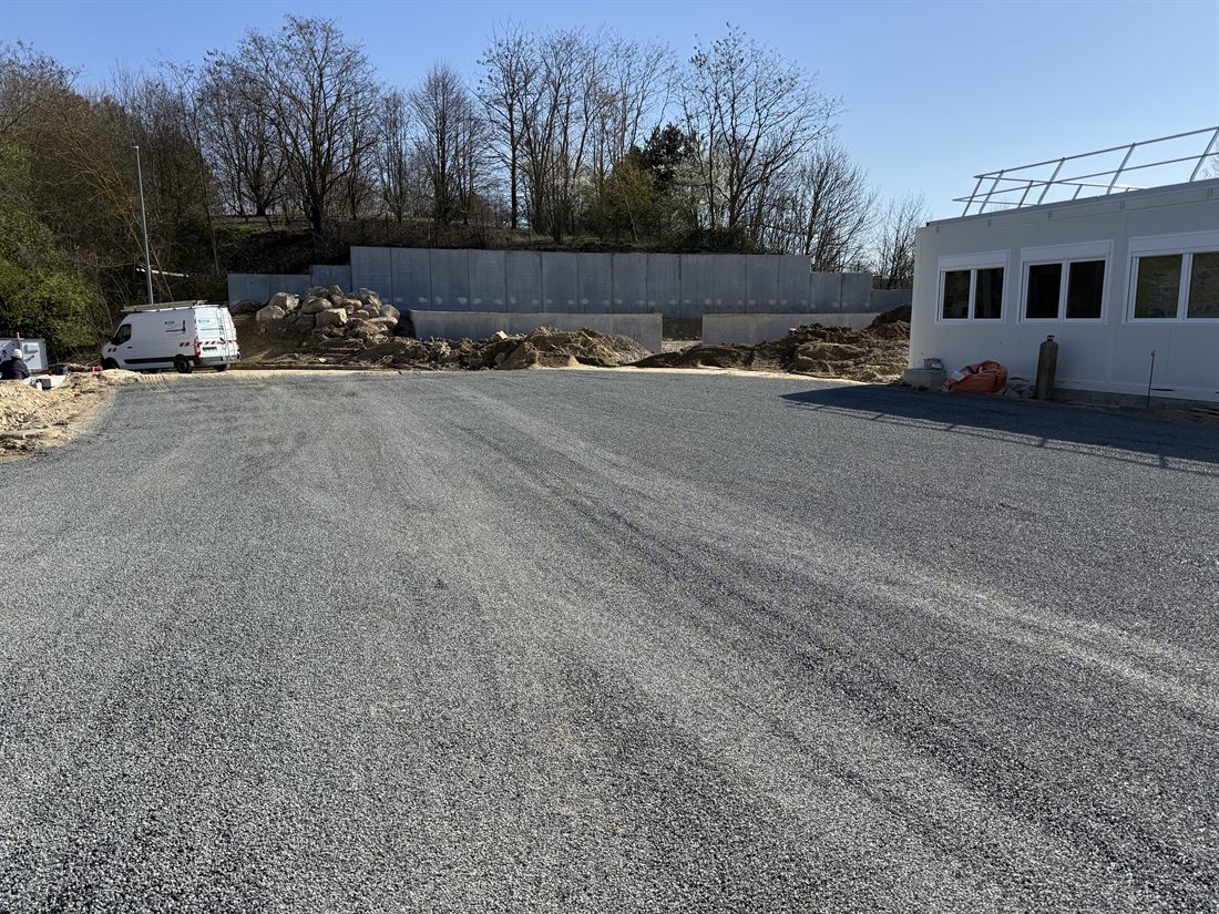 Plateforme réglée et mur de soutènement, chantier TPU à Vaux-le-Pénil