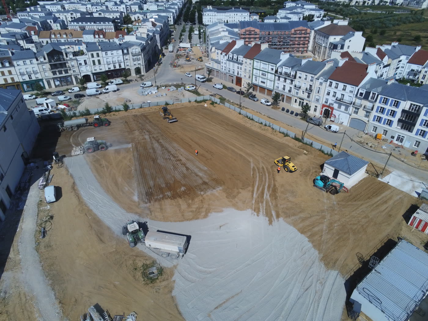 Vue drone de la plateforme en cours de traitement, au pied des immeubles