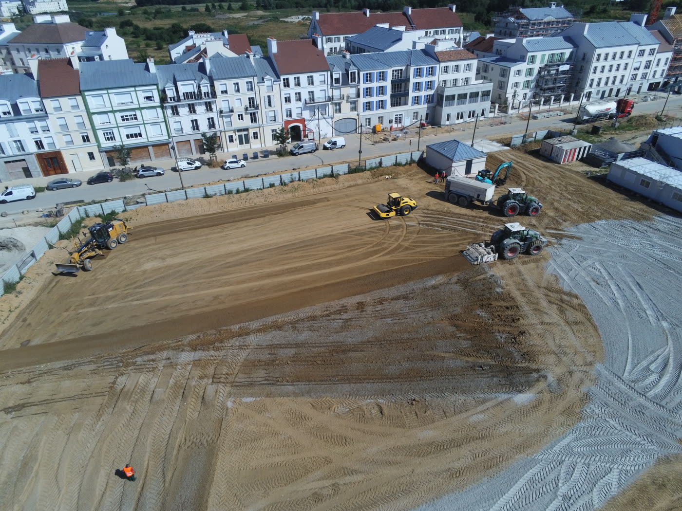 Vue drone du traitement de sol, bande de liant épandue