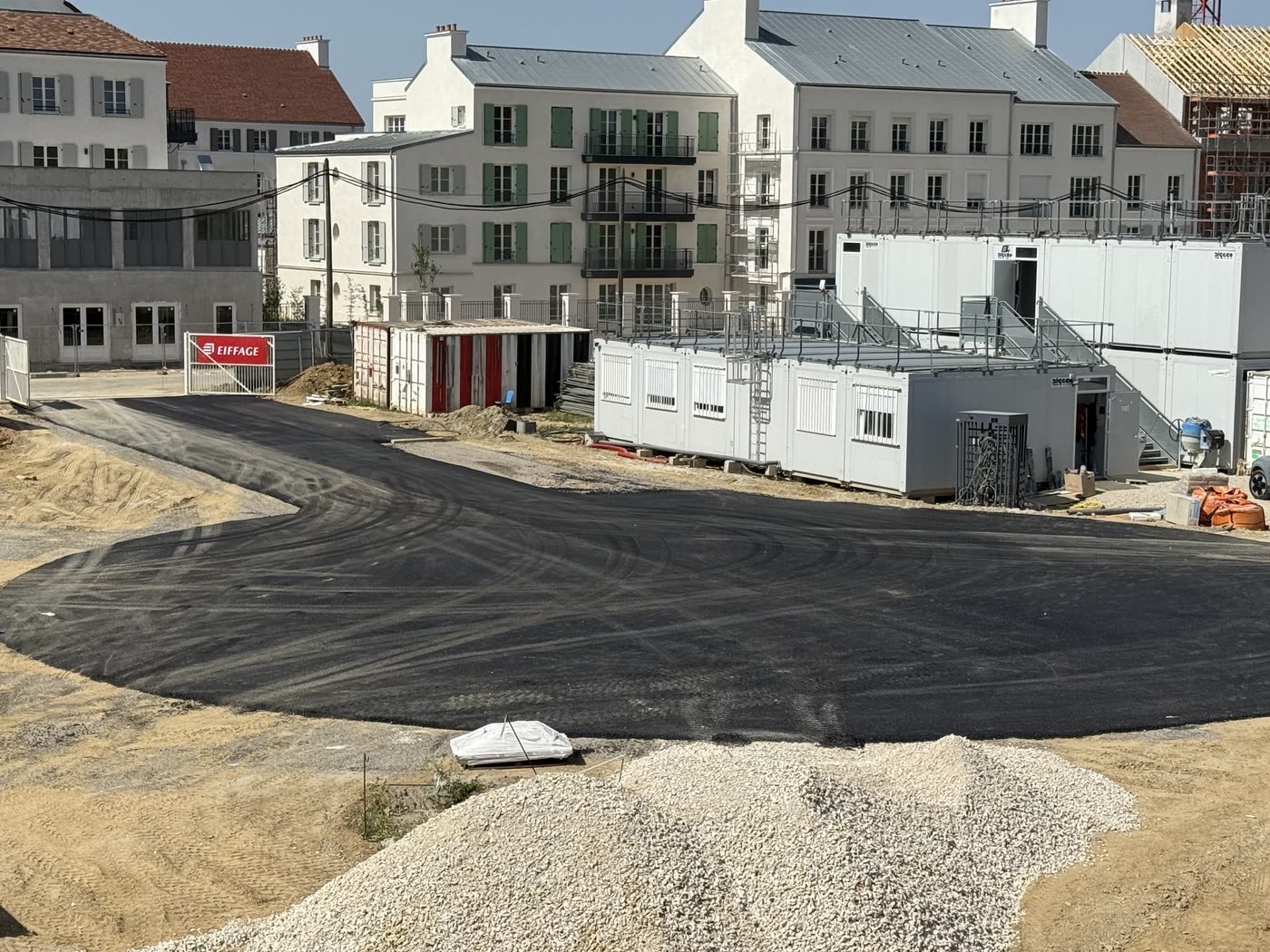 Voirie en enrobé réalisée devant les bungalows de chantier
