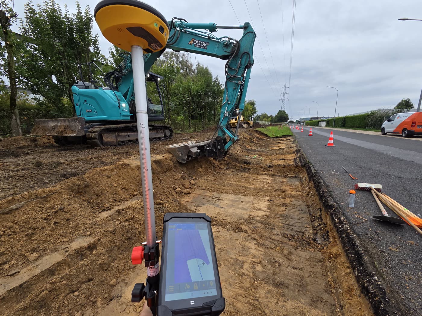 Implantation au GPS de la tranchée le long de la chaussée