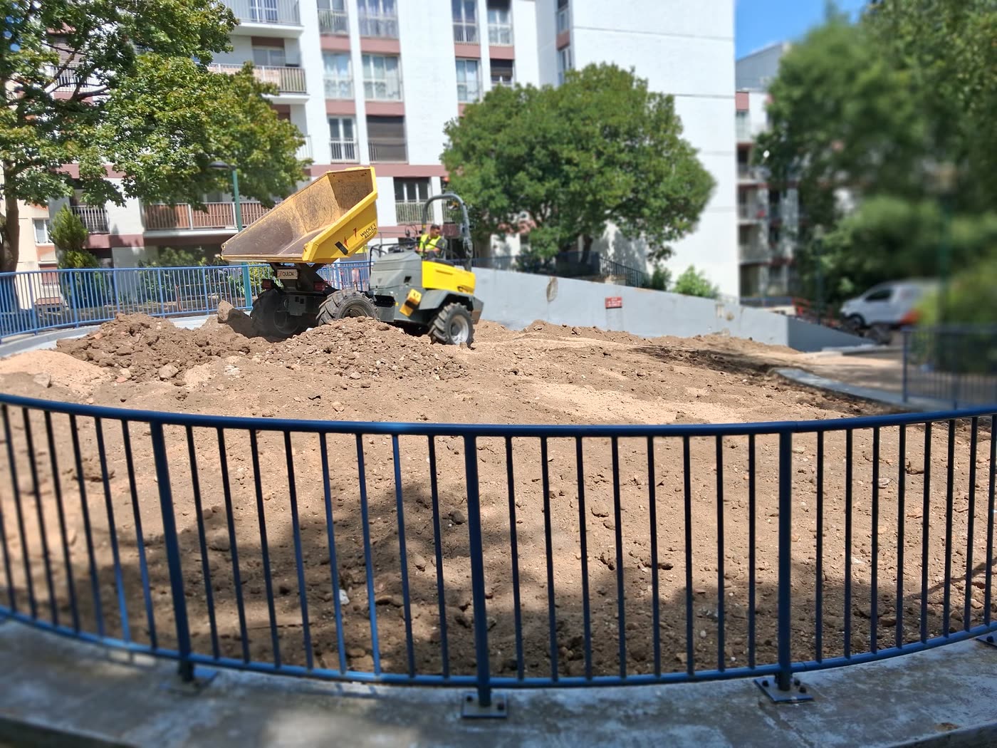 Mini-dumper au terrassement de l'espace public