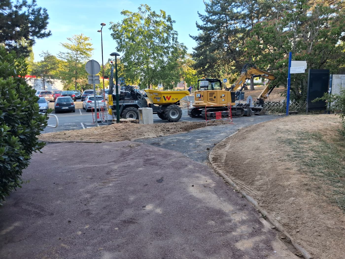 Engins de chantier le long d'une allée piétonne