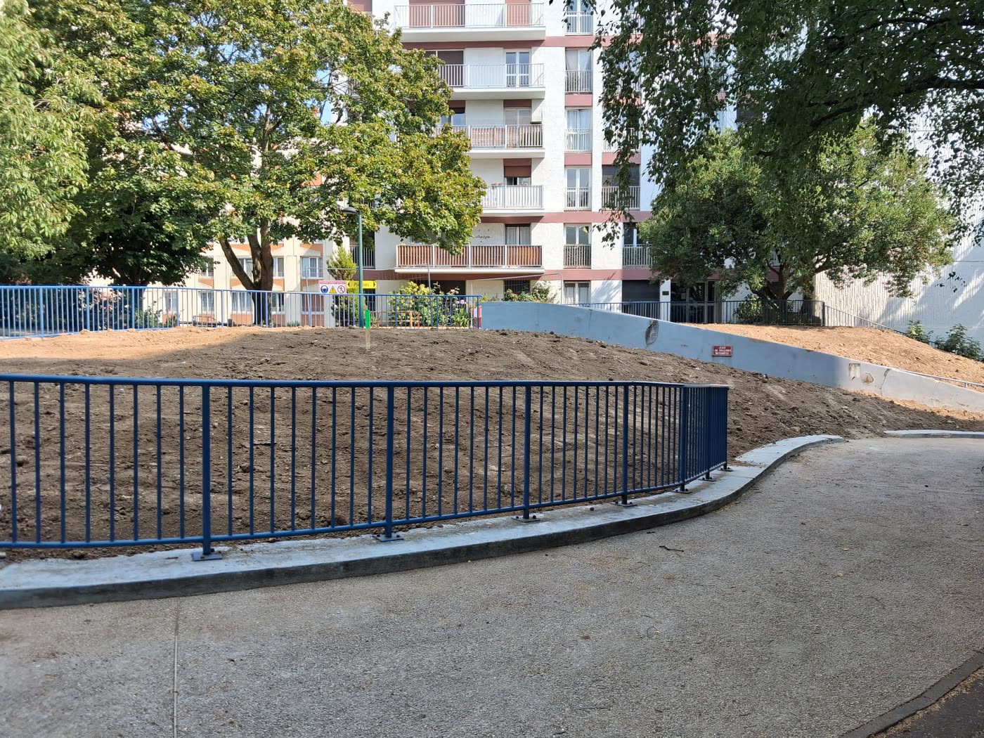 Plateforme terrassée au pied des immeubles