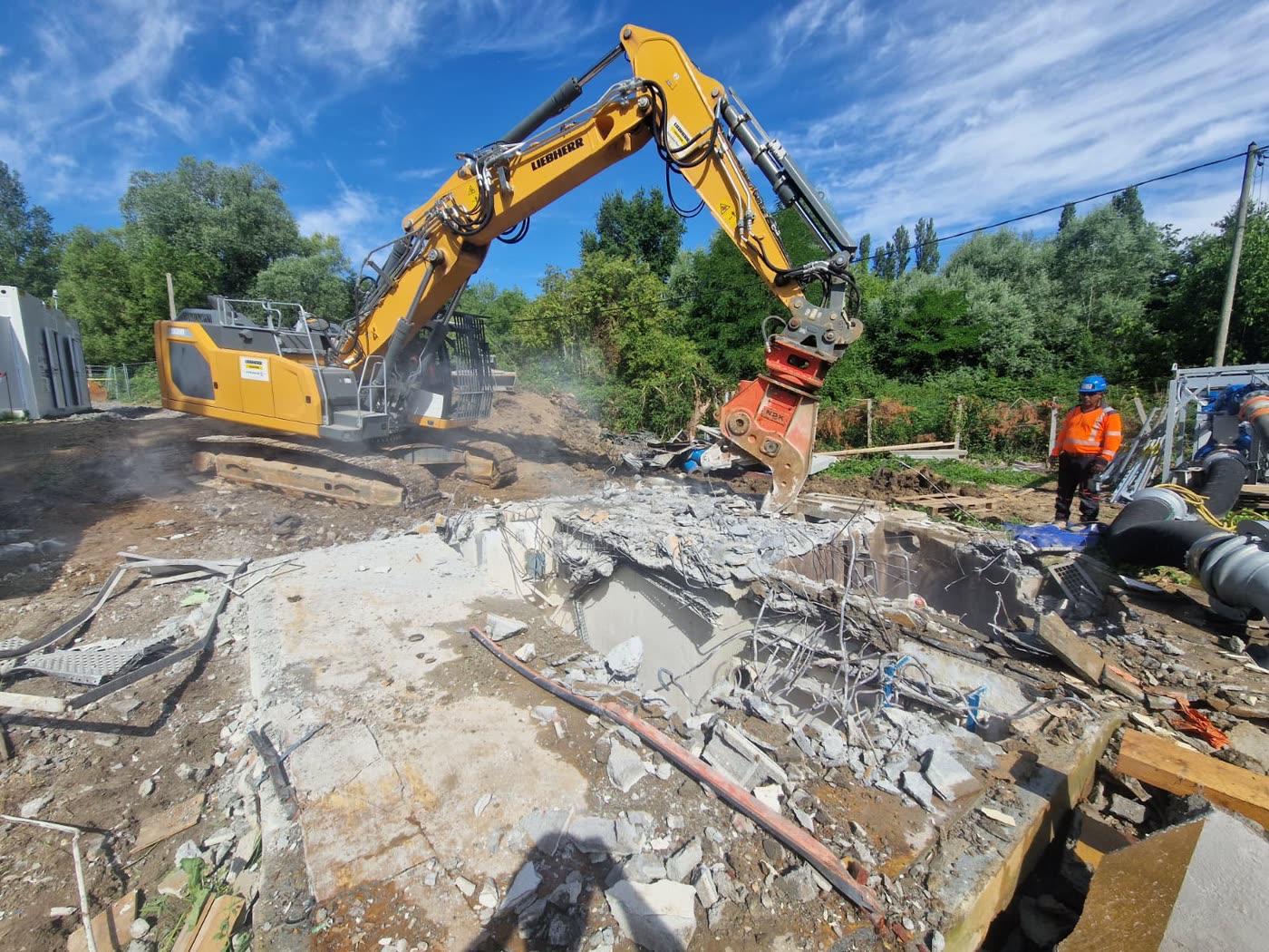 Démolition des parois, gravats en fond de fouille