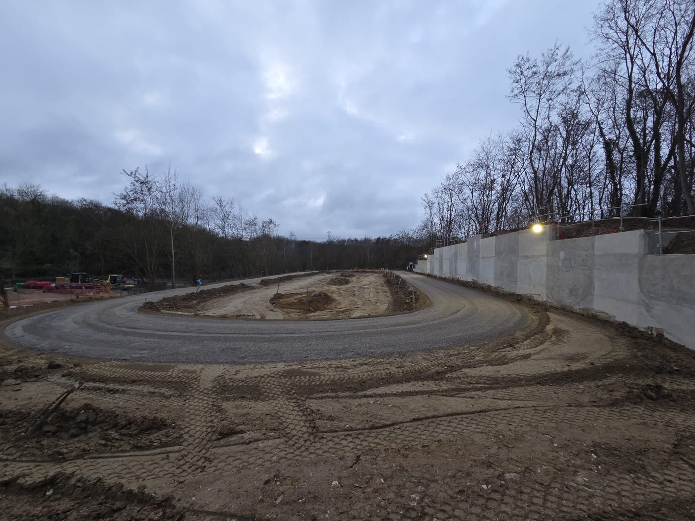 Piste de chantier circulaire au pied des murs de soutènement