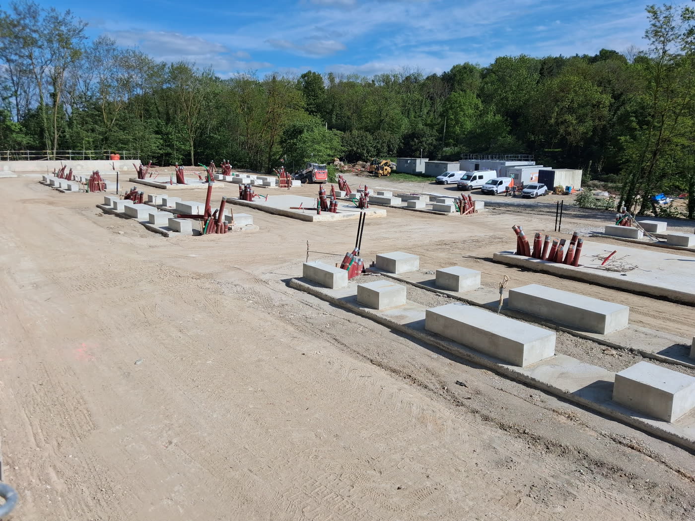 Plateforme en grave et longrines béton des futurs équipements