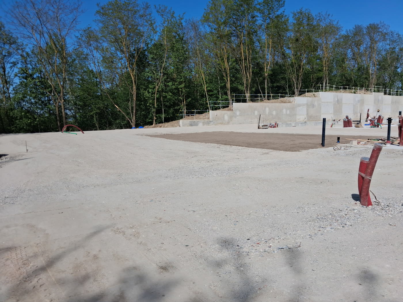 Plateforme achevée au pied des gradins de soutènement