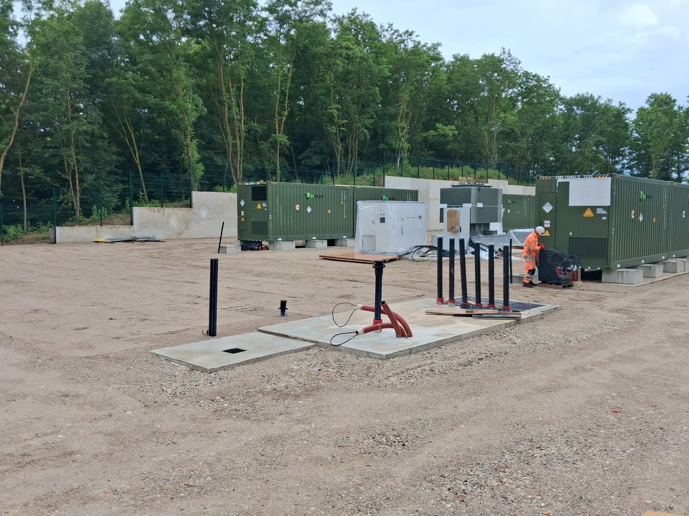 Premiers équipements de la centrale posés sur la plateforme