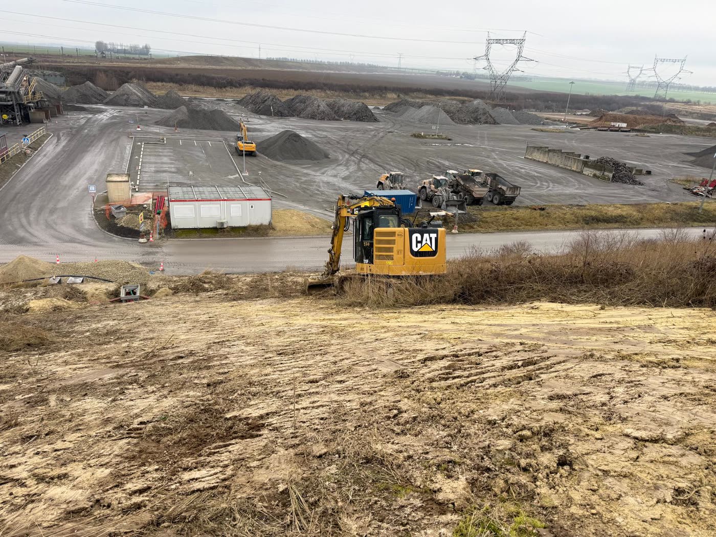Pelle au terrassement, vue plongeante sur les pistes de l'installation