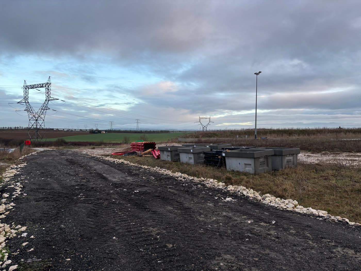 Piste reprise en fin de journée sous les lignes haute tension