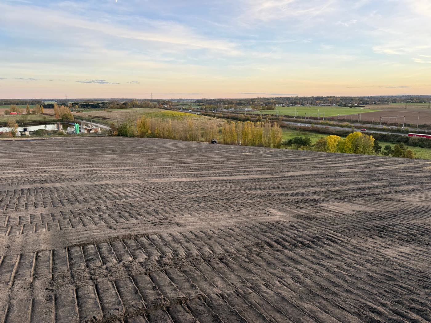 Couverture de sable réglée à perte de vue, au soleil couchant