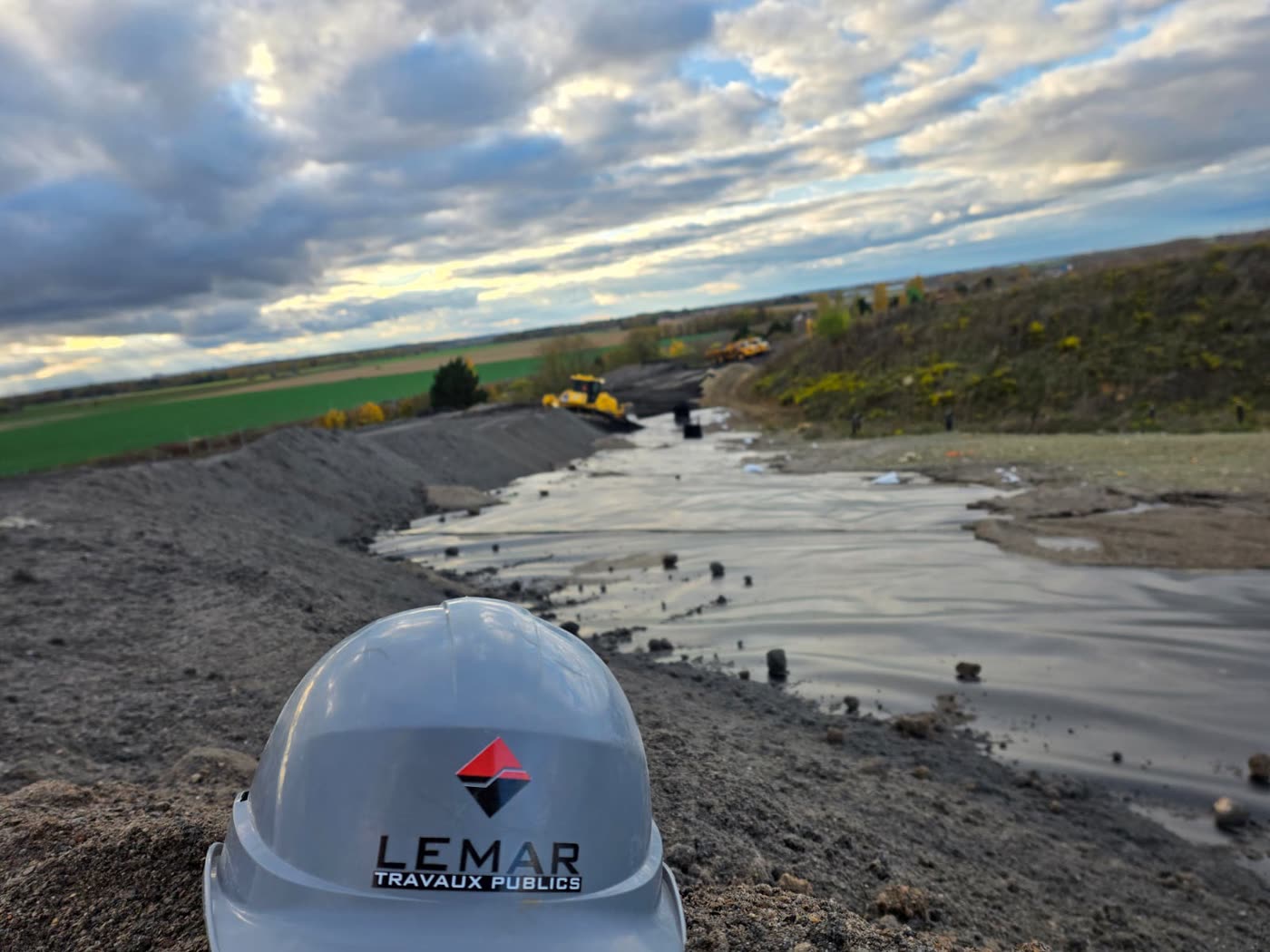 Couverture en cours au bord du casier, casque LEMAR au premier plan