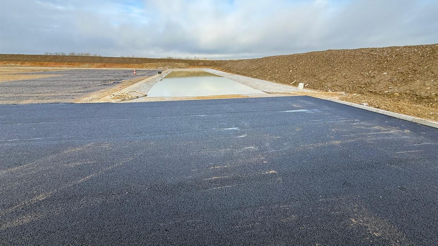 Plateforme enrobée et bassin en fin de chantier