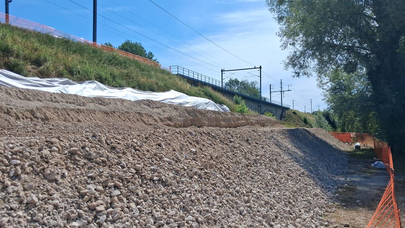 Talus ferroviaire SNCF à masque drainant, sous caténaire