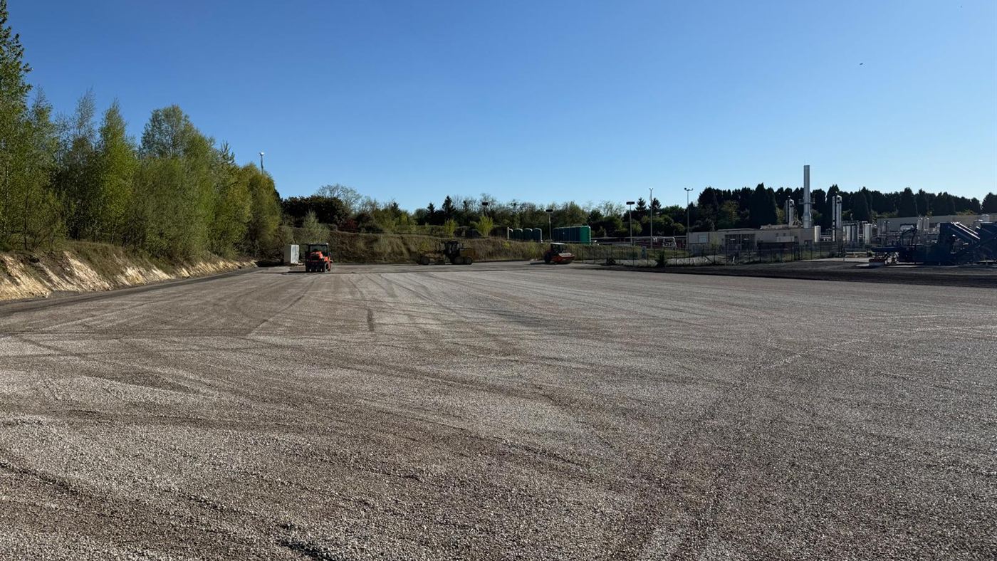 Grande plateforme industrielle réglée par temps clair