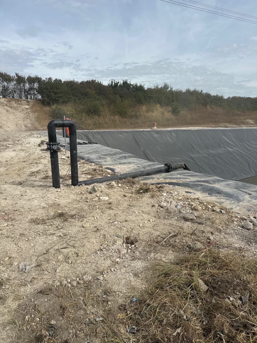 Radeau de pompage monté et mis à l'eau dans le bassin nord